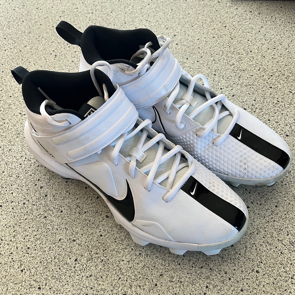 Nike men’s size 10 baseball cleats